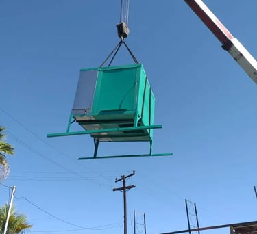 Enfriador evaporativo siendo transportado por grua