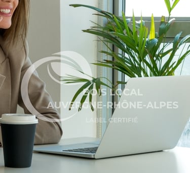 une femme en tailleur parlant au téléphone portable