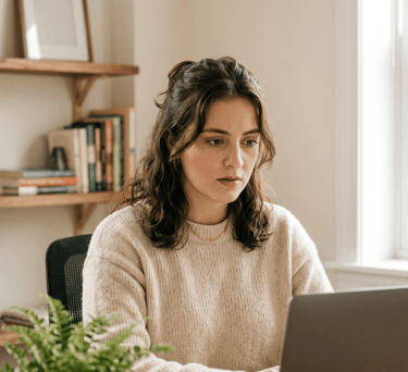 terapeuta durante sessão anotando informações do paciente