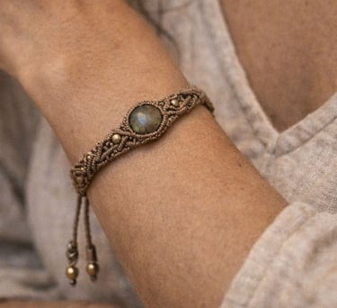 Pulsera de macramé boho hecha a mano con una piedra labradorita redonda y cuentas de latón.