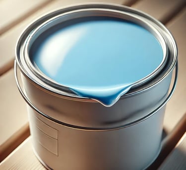 uma lata de tinta azul claro mostrando um pouco do produto escorrendo em sua borda