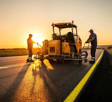 dois homens trabalhando ao lado de um trator na pintura da rodovia.