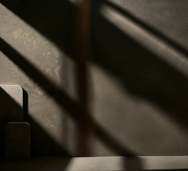 close de um revestimento com o produto aplicado e superfície intacta e outra parte deteriorada