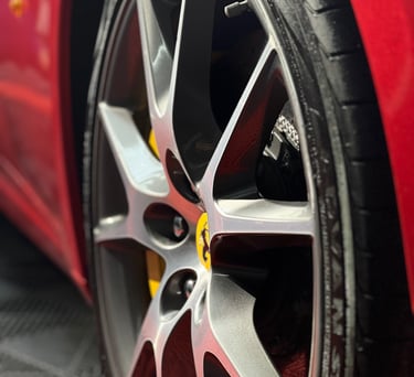raudonas ferrari automobilis su geltonu ratu ir juoda padanga
