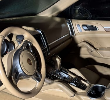 automobilio prietaisų skydelis su vairu ir švariu automobilio salonu