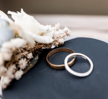 Deux alliances posées l'une sur l'autre près dune composition florale