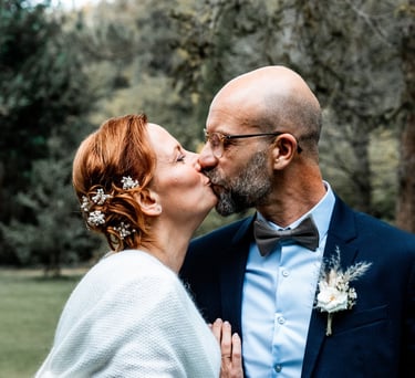 Un couple de mariés s'embrassant