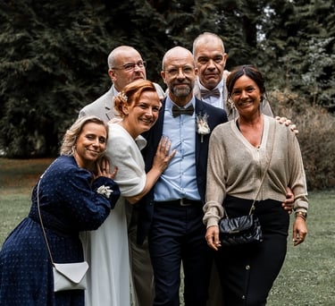 Groupe de personnes prenant la pose dans un jardin boisé