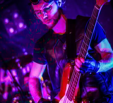 bassiste Thomas Rateau jouant de la basse sur la scène du faster than light festival à Douai en 2023