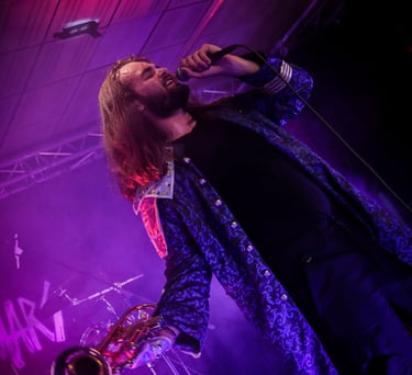 Nathan dartevert le Nathan chantant en tenant sa trompette lors d'un concert du groupe de rock / met