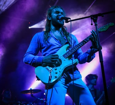 Nathan dartevert le guitariste et chanteur de Rush On mars, chantant et jouant de la guitare sur la scène du festival petit w