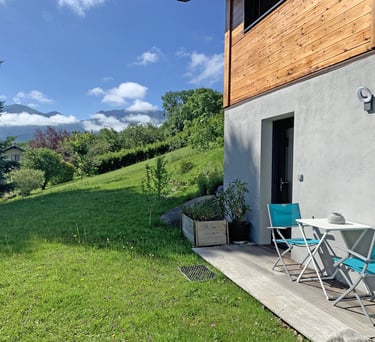 L'entrée et la terrasse indépendantes de la chambre studio des Gardannes.