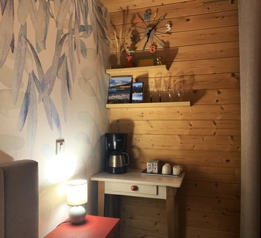 Coin café dans la chambre studio des Gardannes à Etaux en Haute-Savoie