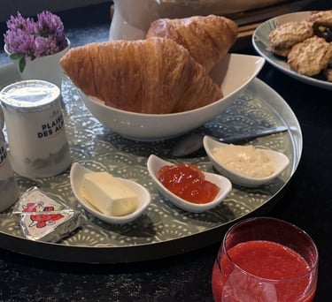 petit déjeuner dans la chambre studio des Gardannes en Haute-Savoie