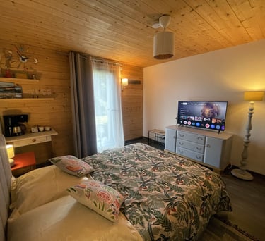 La chambre des Gardannes est décorée avec goût, la literie est neuve et confortable.