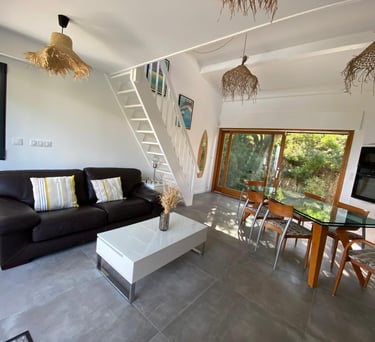 Salon avec canapé lit et salle à manger