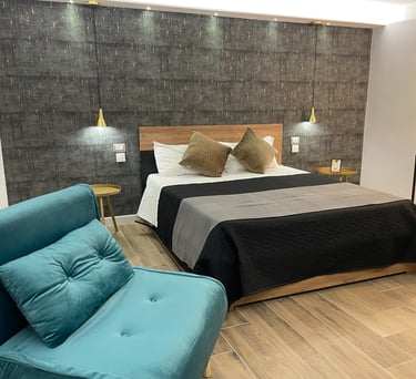Camera da letto elegante con letto matrimoniale, arredamento moderno e luminoso, ideale per un riposo confortevole