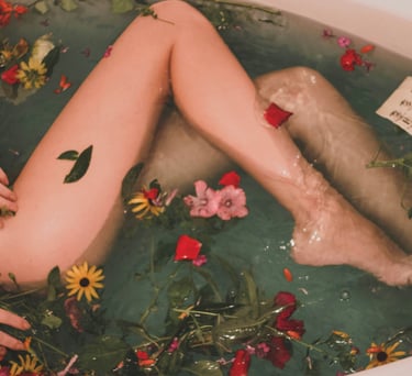 eine Frau in einer Badewanne mit Blüten und Blumen