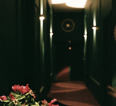 eine Vase mit Blumen in einem Flur eines Hotels