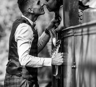 Marié regarde amoureusement sa mariée à la fenêtre de vieux train.