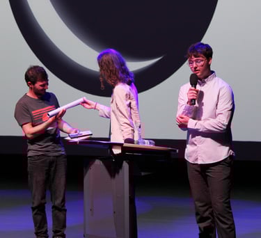 Cinematograph Ross Wisemann bekommt Geschenk für Mitarbeit