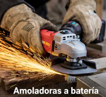 Trabajador con guantes usando una amoladora a batería para cortar metal con chispas brillantes.