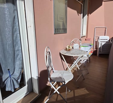 Balcone con arredi esterni