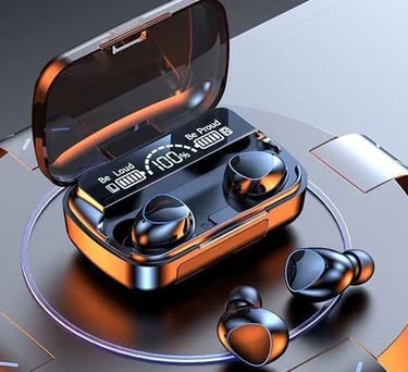 "Fone Bluetooth M10 em estojo com display LED indicando 100% de bateria."