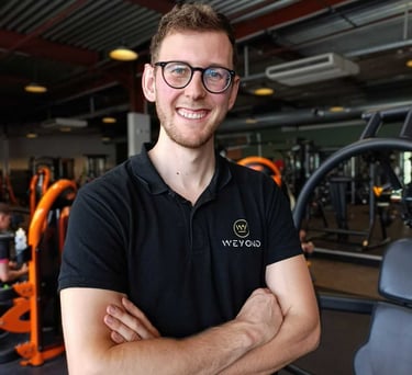 Coach sportif masculin dans une salle