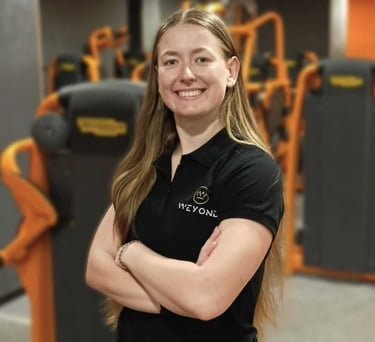 Coach sportif féminin dans une salle