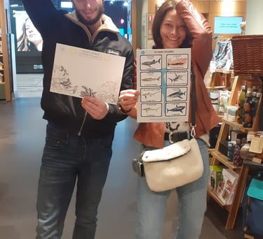 un coupe qui fait le signe du requin chez Nature et découvertes
