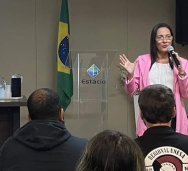 Andrea Laudádio ministrando palestra na Estácio, com foco em desenvolvimento pessoal e profissional.