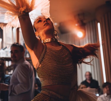 bailarina de show dinner en restaurante Mena La Finca