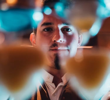 Primer plano de bartender sirviendo un cóctel o cocktail