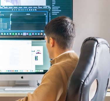 michele saiu web designer intento a realizzare un sito internet