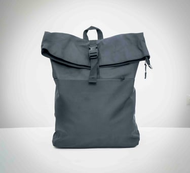 Plano principal de la mochila de viaje impermeable con enfoque frontal