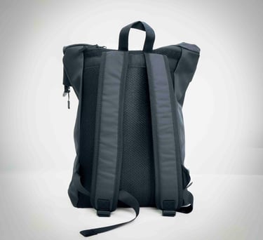 Plano reverso de la mochila de viaje impermeable con enfoque a las asas principales de la mochila