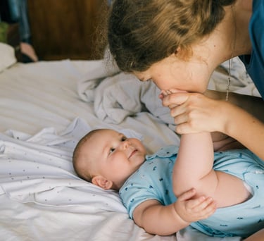 Anne kucağında uyuyan bebek – gece boyu uyku takibi hizmeti