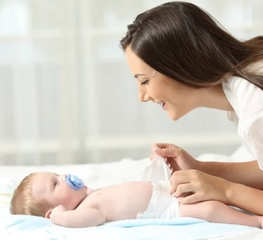 Gece hemşiresi anneye bebek bakımı konusunda destek verirken