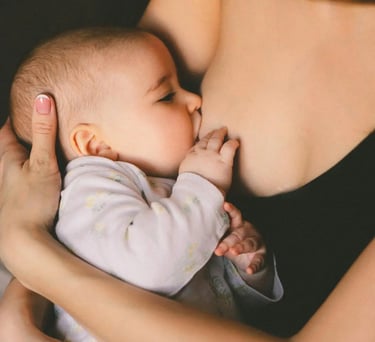 Anne bebeğini emzirirken pozisyon desteği – emzirme danışmanlığı