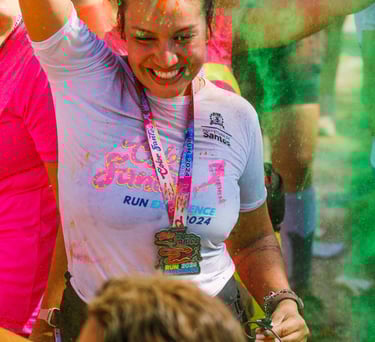 Mujer en carrera con polvos de colores