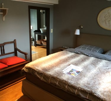 Chambre Les Anges avec lit double et vue jardin