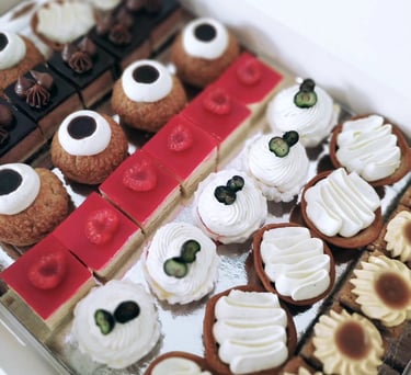 Plateau de mignardises artisanales sucrées et salées, idéal pour réceptions et événements