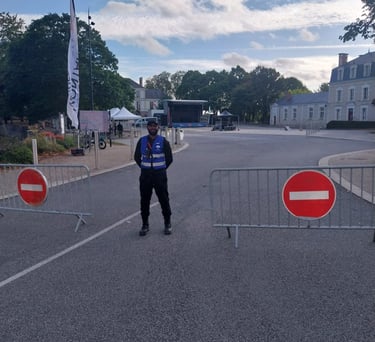 agent de sécurité de Seyf à l'entrée d'un festival 