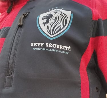 tenu de sécurité rouge normée validé et logo Seyf sécurité