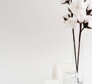 Witte achtergrond met witte bloemen en kaarsen