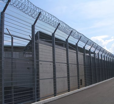 clôture de prison avec bavolet et concertina