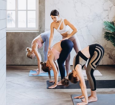 Cours de yoga ou Pilates dirigé par une professeure – praticienne bien-être en activité