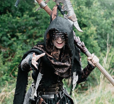 Création unique d'une capuche détaillée pour un GN et une tenue fantasy