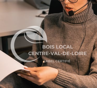 une femme avec un pull gris avec un casque d'appel 